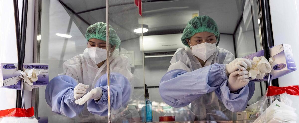 COVID-19: le monde passe le cap des 300 millions de cas et lutte contre Omicron