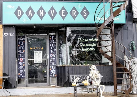 The plot of the film apparently takes place during Halloween.