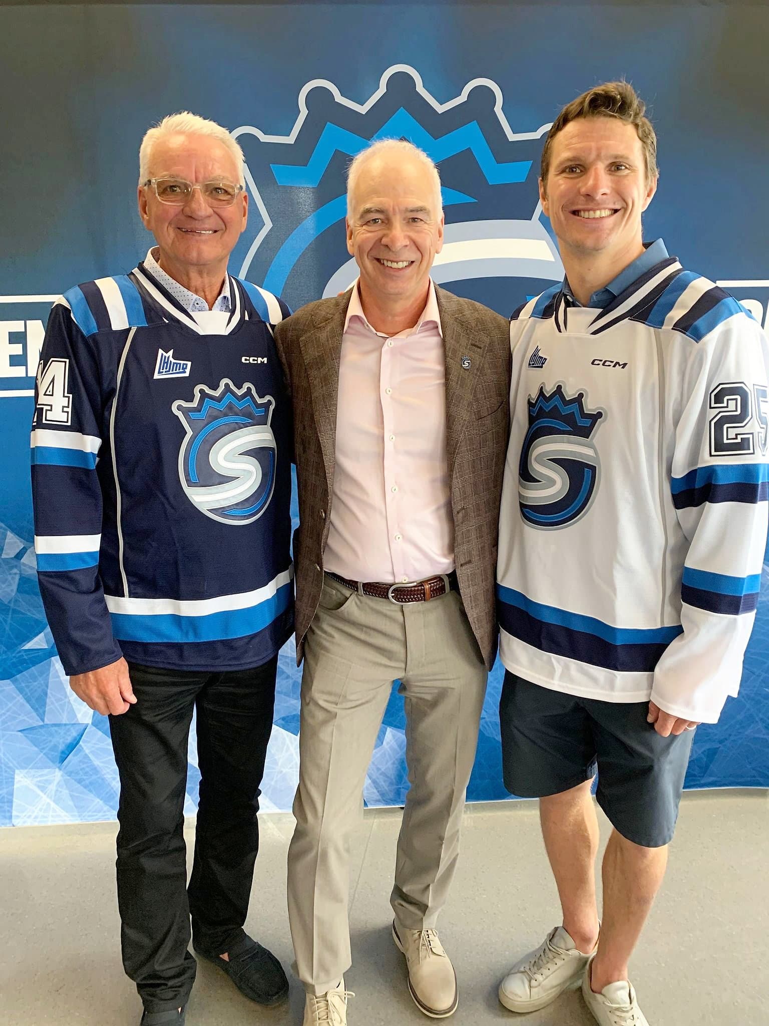 Mario Tremblay, Richard Létourneau, o presidente de Saguenéens e Antoine Roussel.  Foto Saguenéens de Chicoutimi