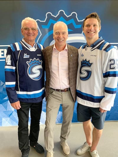 Mario Tremblay, Richard Létourneau, o presidente de Saguenéens e Antoine Roussel. Foto Saguenéens de Chicoutimi