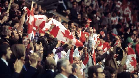Les partisans de l'équipe canadienne, exubérants, au Palais des sports de Moscou in September 1972.