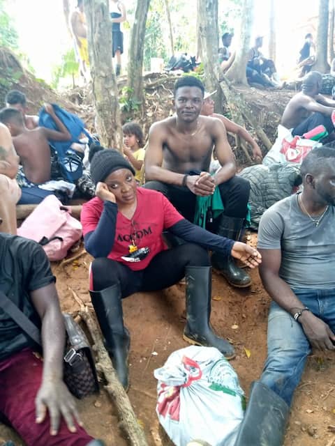 Los migrantes se toman un descanso antes de regresar para cruzar el río Darién.