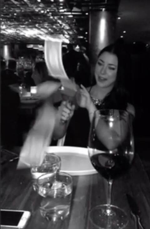 Avant son arrestation, la jeune femme vivait le highlife, se faisant même payer pour accompanyer des gens à une soirée, comme lors de cet enterrement de vie de garçon, décrit dans le livre.