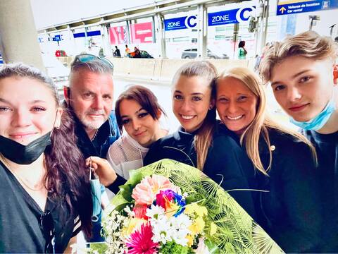 La famille de l'ex-détenue attendeit avec des fleurs à l'Aéroport, 30 Mai 2021.