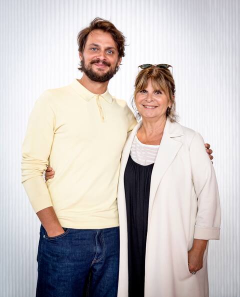 Los dos actores principales mientras ven la serie.