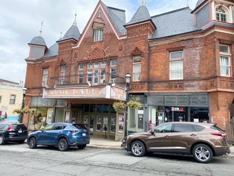 One photo of the théâtre au heart of the petite ville de Tarrytown where the complexe d'entraînement des Rangers is located.