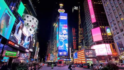 Les Rangers de New York ont souhaité la bienvenue en français à Alexis Lafrenière sur un panneau publicitaire sur Times Square, 6 October 2020, après avoir repêché au premier rang. Photo tirée du website NHL.com
