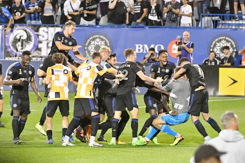 Un des héros de la rencontre, le gardien James Pantemis a été enseveli sous ses coéquipiers après le match.