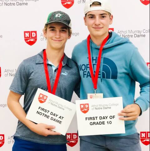 Alec et Loic qui font leur rentrée à l'école Notre-Dame in Saskatchewan.