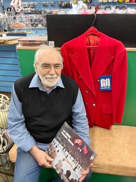 Jacques Moreau poses here with a 33 rpm album of the most exciting moments of the Series of the Century recorded in 1972. Also the jacket he wore during the matches in Moscow.