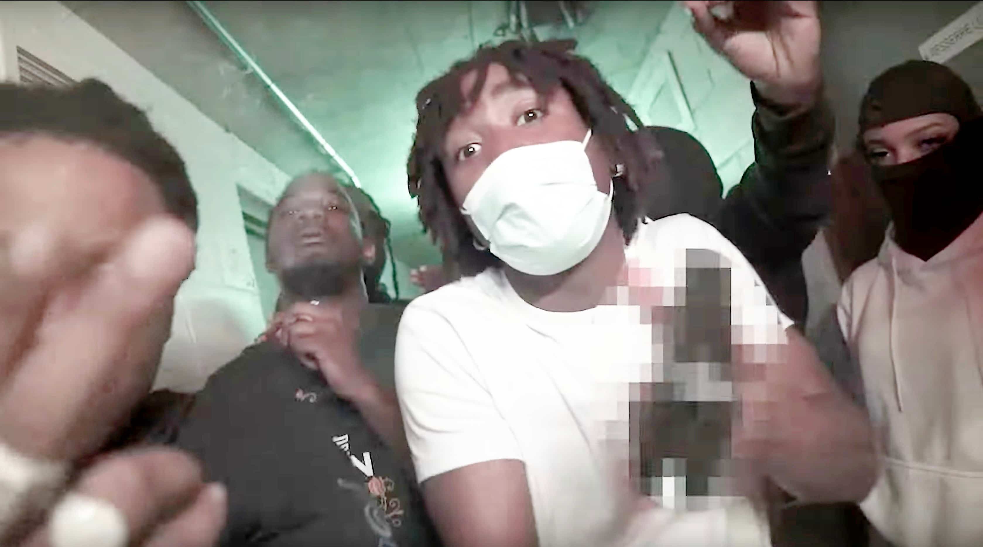 Arme &agrave; feu dans un vid&eacute;oclip: m&ecirc;me masqu&eacute;, un rappeur est retrouv&eacute;