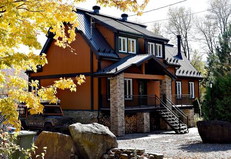 Quebec According to Residence Cardinal-Vachon, the couple's chalet in Saint-Brigitte-de-Laval (which they sold last May) would also have benefited from the alleged embezzlement.