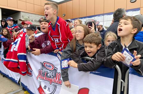The young Nicholas Allain did everything possible to attract the Canadiens players to his side.
