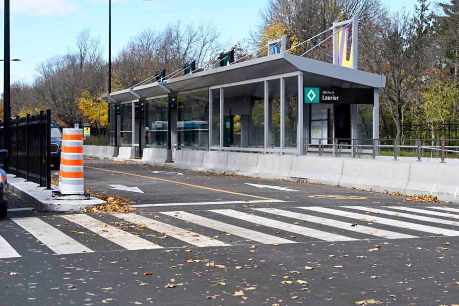Une station du SRB Pie-IX, à la hauteur de l'intersection avec la rue Laurier.