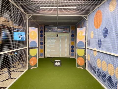 Un simulateur de cricket, situé au Sixes Social Cricket, à Manchester, en Angleterre, a eu droit à la visite de la boxeuse québécoise.