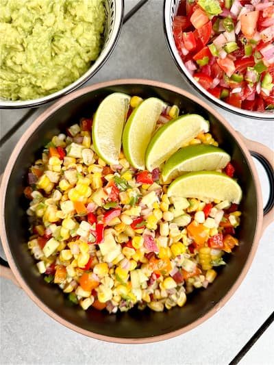 Ensalada de maíz a la parrilla, crujiente, colorida y completamente amigable con la barbacoa