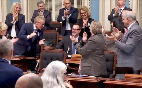 Jean-Francois Roberge, the minister in charge of democratic institutions, was applauded by all deputies in the Blue Room on Tuesday after presenting his bill to end the mandatory oath with the king. He said that he is confident that his bill will be approved by Friday with the cooperation of the opposition parties.