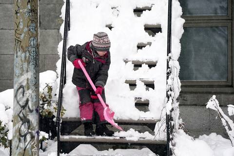 It was Saturday the beginning of the shoveling, as much for the older than the younger, here on Rachel and Garnier streets, in Montreal.