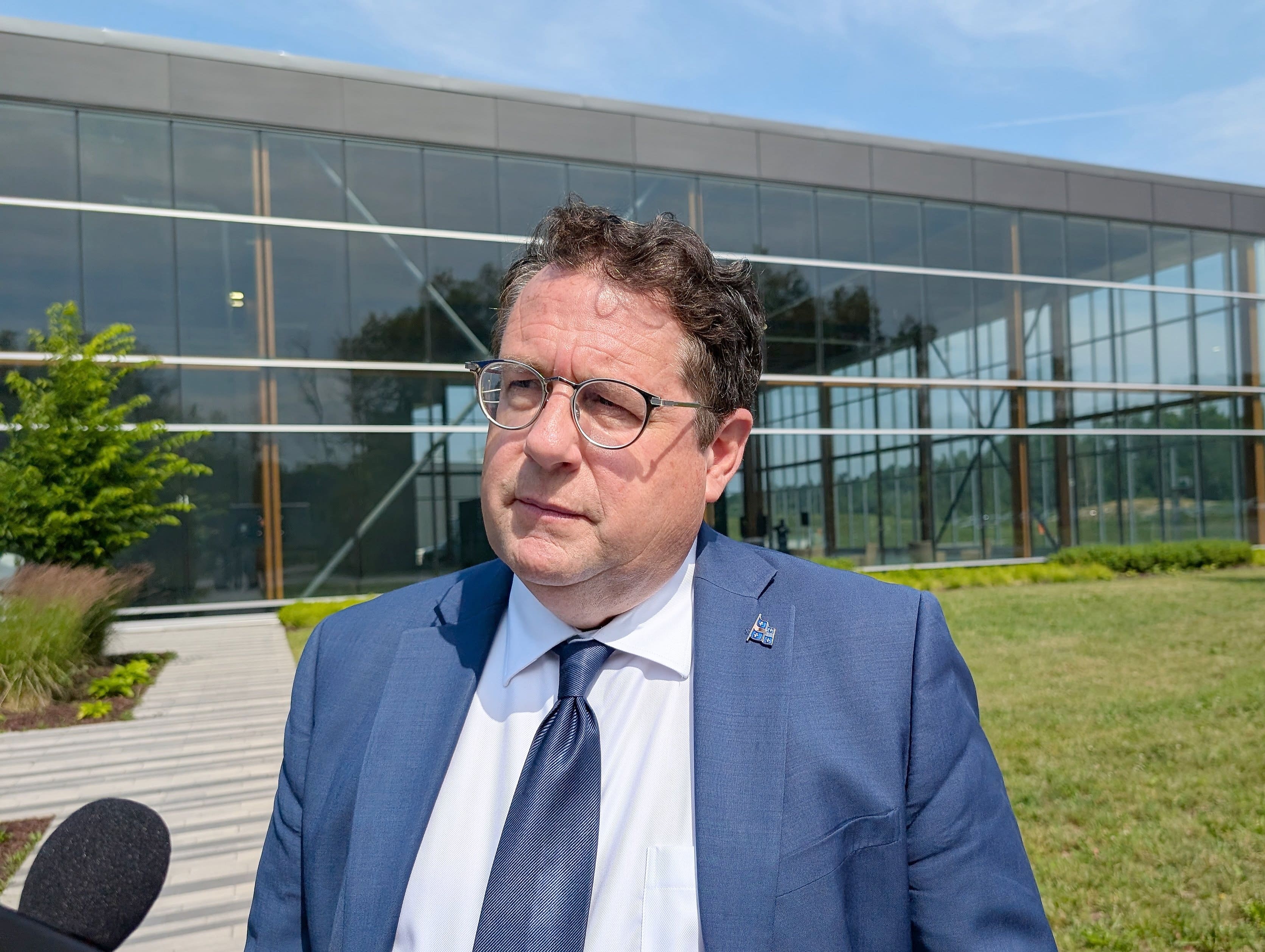 Acheter québécois est «plus nécessaire que jamais» pour éviter des fermetures et des délocalisations, affirme Bernard Drainville