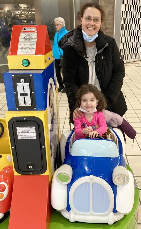 À cause de la hausse du coût de la vie, Sabrina Firmino–Matheus n’a plus les moyens d’être mère au foyer à plein temps.