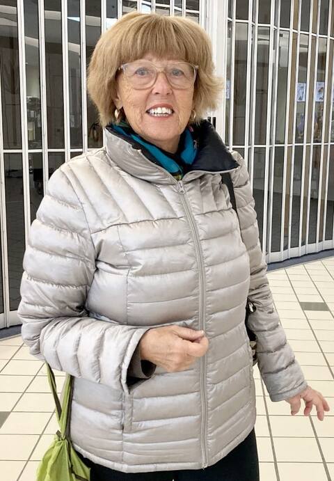 Diana, qui a récemment pris sa retraite, explique que plusieurs de ses amis songent à rester sur le marché du travail pendant encore un certain temps.