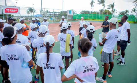 Sam Aliassime a encadré de jeunes joueurs de tennis lors d'un camp de détection de talents organisé à Abidjan en octobre dernier.