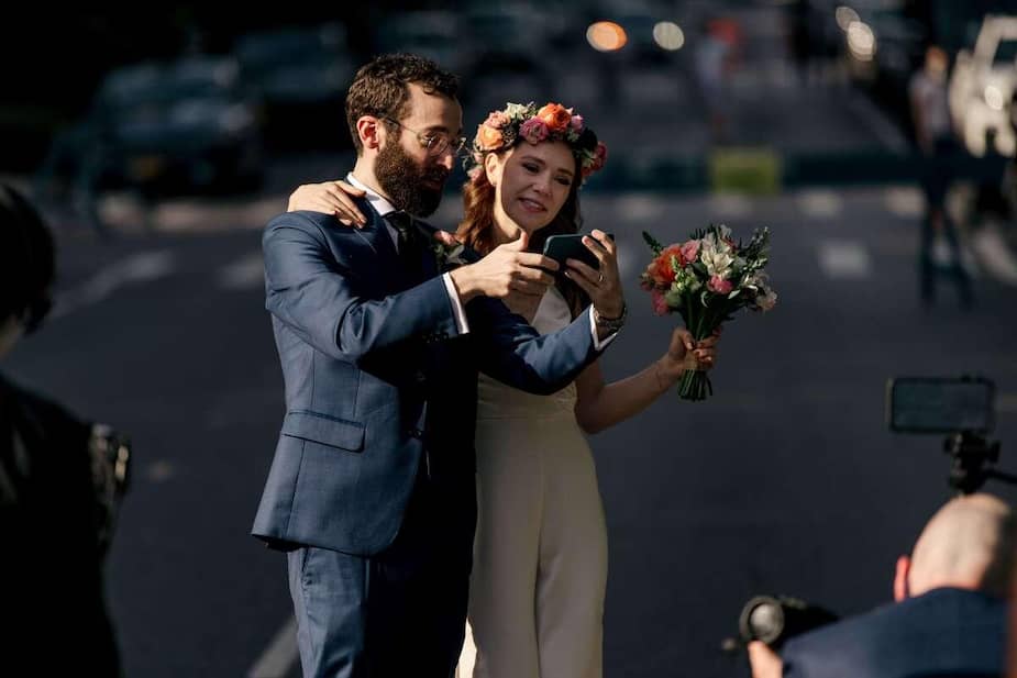 Un couple de jeunes mariés à Brooklyn, 24 mai 2020.