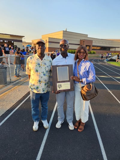 A família do ex-jogador do Quebec Capitales, Goefrey Tomlinson, ainda mora na Jamaica, de onde ele é natural. Aqui o vemos cercado por seu pai Stanley Tomlinson e sua mãe Monica Tomlinson durante uma viagem ao Texas em 2024.