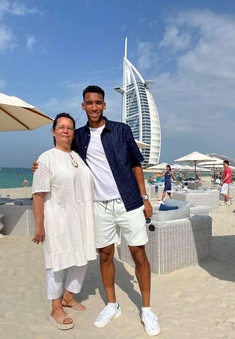 Avant de partir en Australie pour débuter la saison 2023, Félix Auger-Aliassime a fêté Noël à Dubaï avec des proches, dont sa mère, Marie Auger.