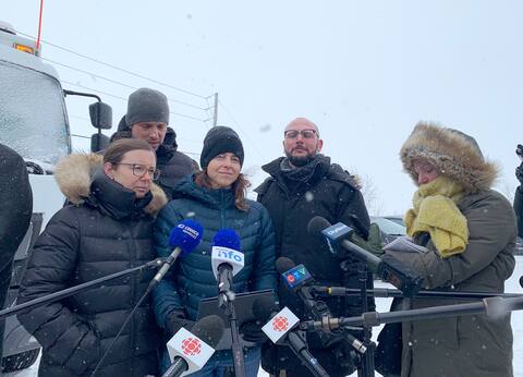 Three people are said to have died in the explosion of a propane distribution business in Saint-Roch-de-l'Achigan. Isabelle Lafortune, one of the leaders of Propane Lafortune, emotional in front of the media.