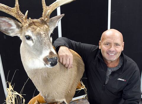 Le promoteur du Salon, Pierre Mondou, chasseur émérite, attend les visiteurs pour leur faire découvrir la version 2023 de l'événement dans une toute nouvelle salle, au Terminal Croisière, Quai 30.