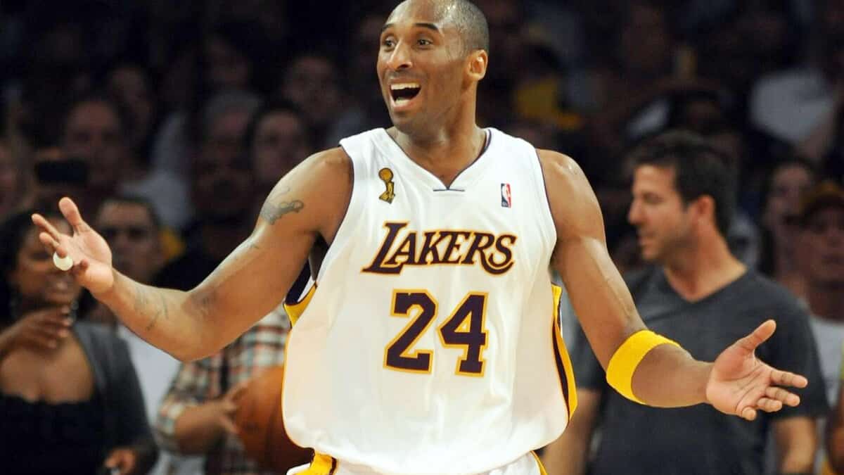 Un maillot de Kobe Bryant vendu aux enchères 5,8 millions de dollars | TVA Nouvelles