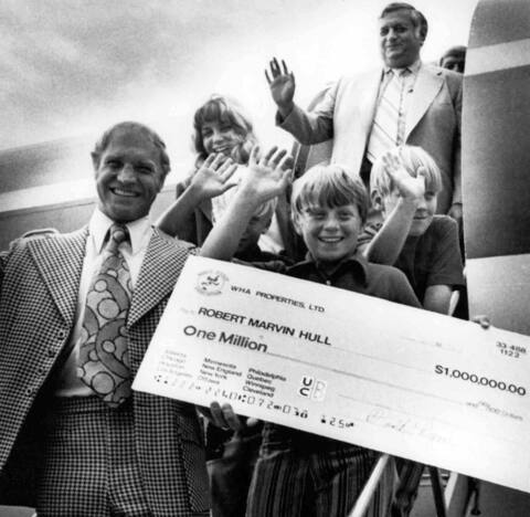 De Winnipeg Jets boden Bobby Hull een bonus van $ 1 miljoen aan om de sprong naar de WHA te maken.