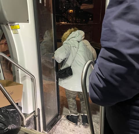 La navette a ramené cette femme dans un refuge d'Hochelaga du centre-ville où elle s'était rendue dans une ressource déjà pleine.