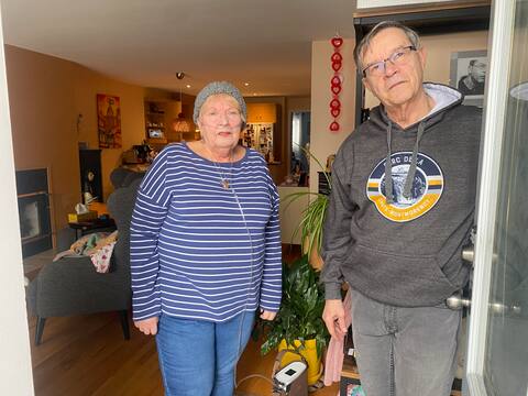 Serge Généreux et Christiane Généreux ont reçu un avertissement pour avoir déposé de la neige sur la voie publique, alors qu'ils avaient payé un permis de 50 $ pour le faire.