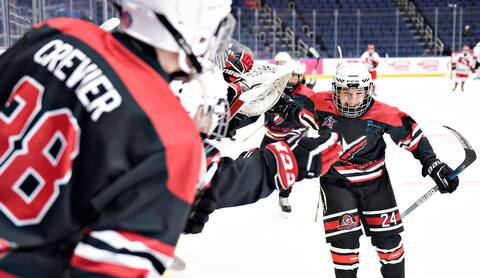Les Voltigeurs de Drummondville celebrent un de leurs buts de la journée.