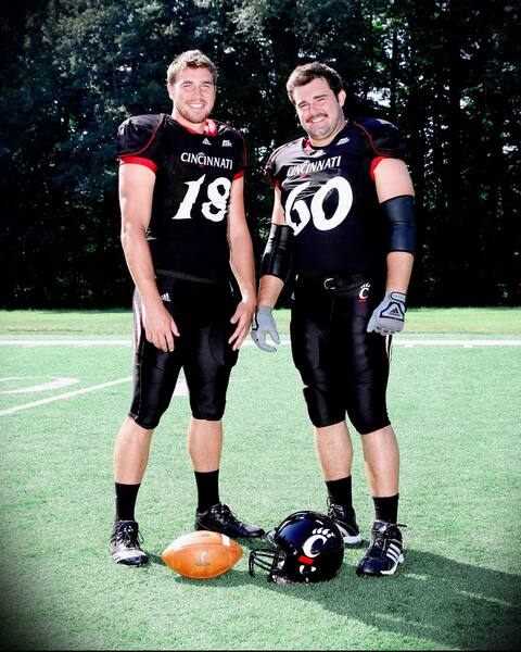 Travis et Jason sont vus lorsqu'ils ont fait équipe avec les Bearcats de l'Université de Cincinnati.