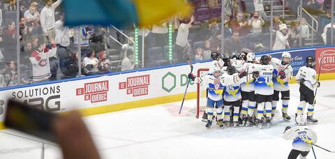 Le capitaine, les mains dans les airs, célèbre avec son équipe après leur victoire entrée de jeu, samedi au Centre Vidéotron.