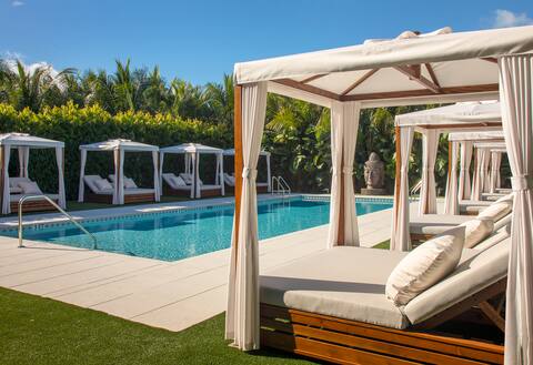 One of the two pools at Bungalows Key Largo