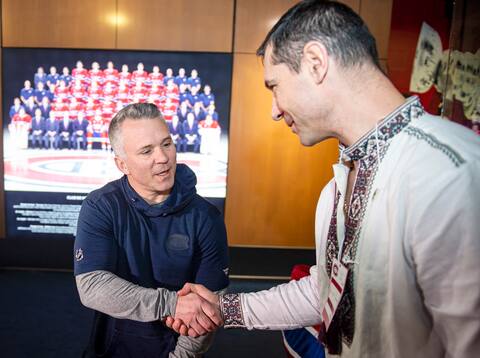 L'entraîneur-chef Martin St-Louis a serré la main et échangé quelques mots avec son homologue ukrainien Yegueniy Pysarenko.