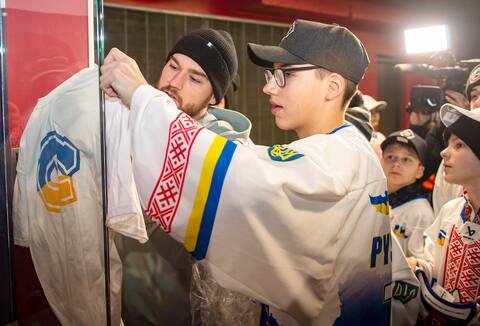 Jonathan Drouin a pris un moment avec chaque jeune pee-wee en plus de signer des autographes.