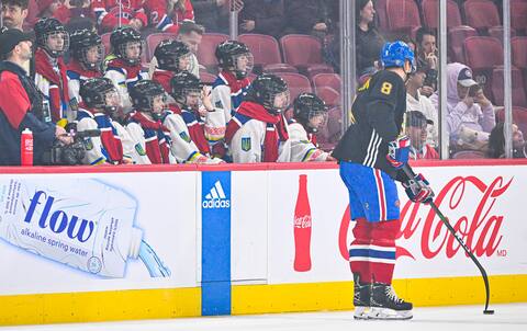 L'équipe ukrainienne a eu le privilège de regarder l'échauffement des équipes depuis le banc canadien.