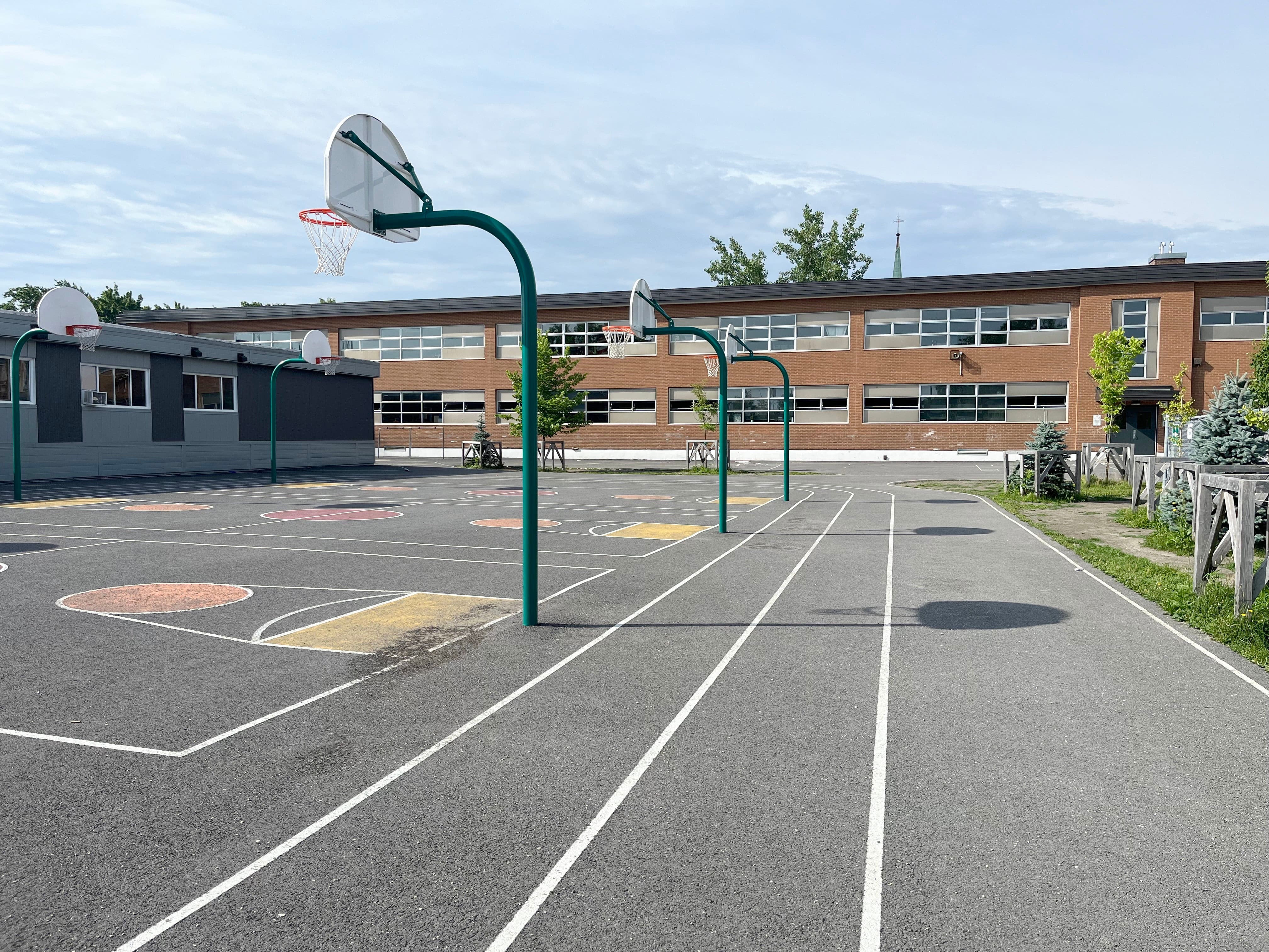 La fin des grands rectangles d&rsquo;asphalte: la plupart des &laquo;pires cours d&rsquo;&eacute;cole&raquo; de notre palmar&egrave;s se sont am&eacute;lior&eacute;es en 5 ans