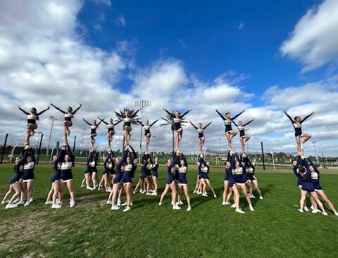 Une des équipes de cheerleading de l'Arsenal de l'Académie St-Louis de Québec en compétition lors des Championnats du monde à ESPN Wide World of Sports en février 2023, à Orlando.
