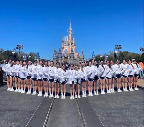 Les athlètes cheerleaders de l'Arsenal de l'Académie St-Louis de Québec ont célébré leur victoire au Championnat du monde en visitant le parc d'attractions Disney World à Orlando.
