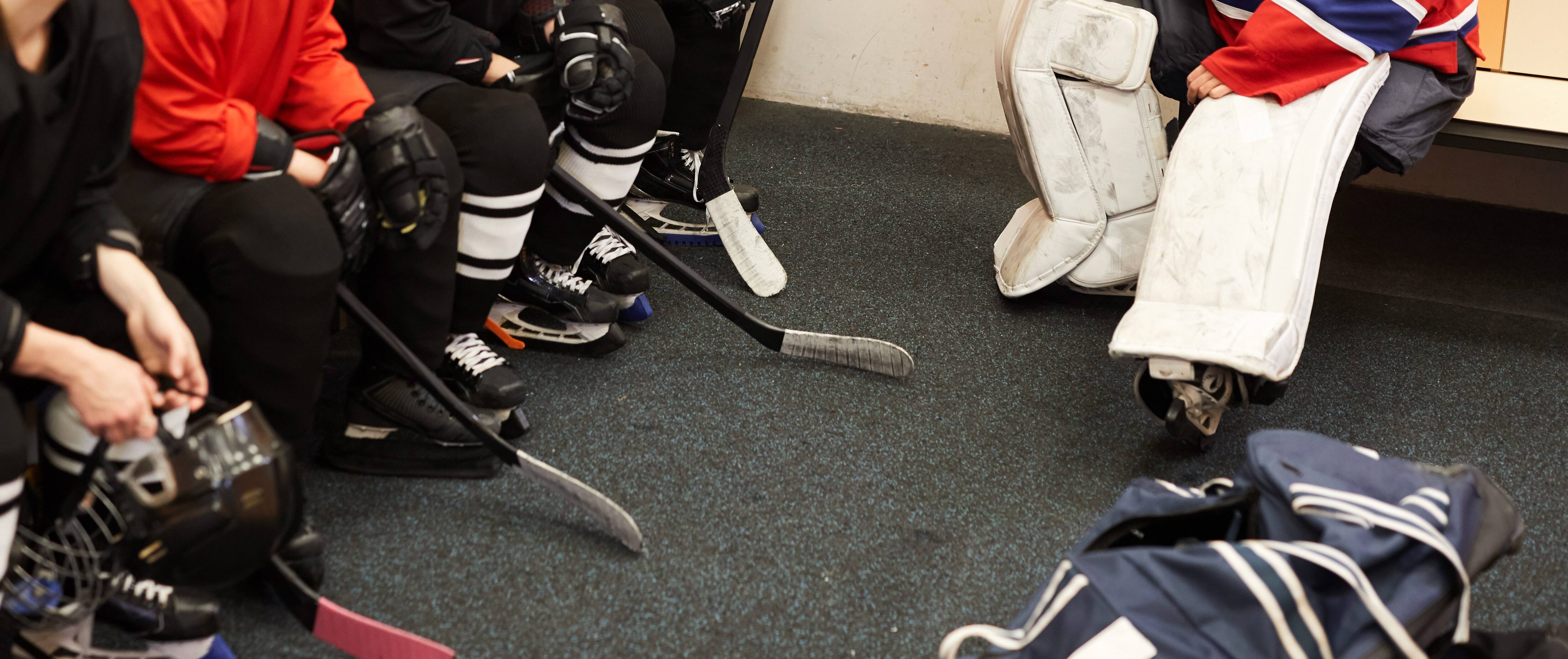 Hockey mineur: se promener tout nu dans le vestiaire, c&rsquo;est fini