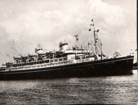 Skarby podróżują przez niemiecki ocean na pokładzie statku MS Batory. Ponieważ jest to niebezpieczna przeprawa trwająca około dziesięciu dni, RCMP i policja kolejowa organizują imponujący aparat bezpieczeństwa do transportu polskich skarbów z Halifaxu do Konsulatu Generalnego RP w Ottawie.