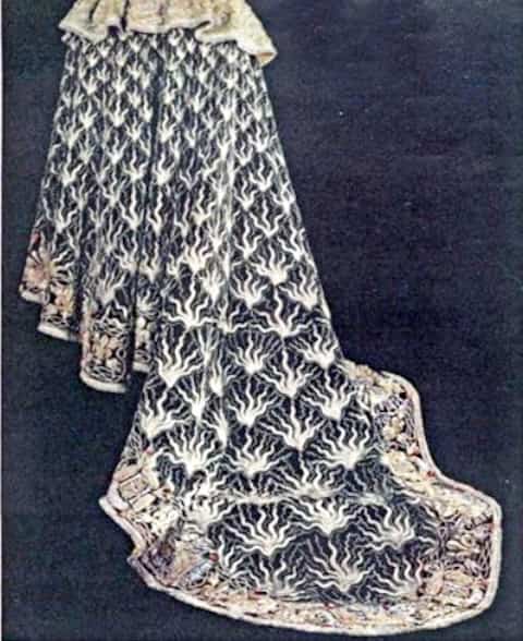 Szata Kawalera Orderu Ducha Świętego została ustanowiona przez króla Francji Henryka III pod koniec XIV wieku. Ta wyszywana srebrem suknia została podarowana przez Ludwika XIV królowi polskiemu Janowi III. Na świecie było ich nie więcej niż sześć.