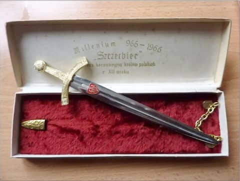 Polska była co najmniej trzykrotnie podzielona, geopolitycznie zniknęła pod koniec XVII wieku, a następnie pojawiła się ponownie po I wojnie światowej. W tym kontekście Polska z trudem i nędzą przywiozła do domu swoje najcenniejsze skarby, jak dziesiątki Biblii Chopina, jedną z pierwszych Biblii Gutenberga, miecz Schwerbeeka koronujący królów Polski, gobeliny, złote kielichy, miecze i tarcze .