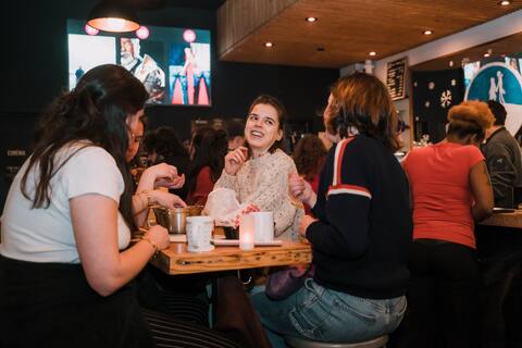 The Cinéma Moderne organizes Quiz evenings in its café-bar.